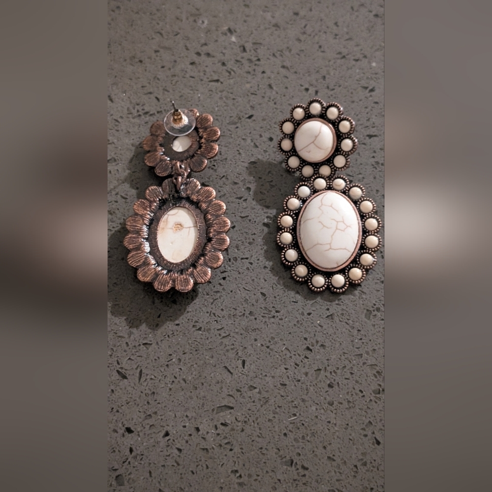 Elegant Cream and Gold Statement Earrings - Picture 5 of 8